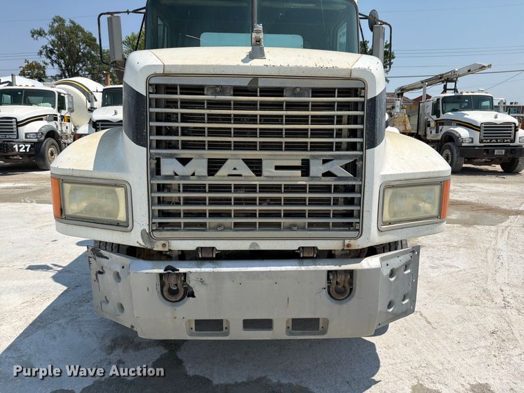 image for item DN6674 1995 Mack CH613 semi truck