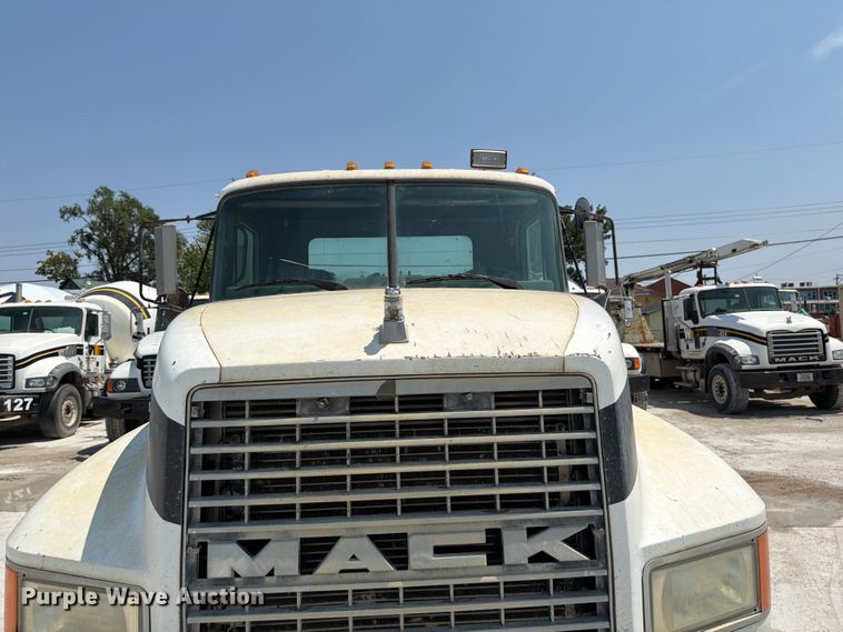 image for item DN6674 1995 Mack CH613 semi truck