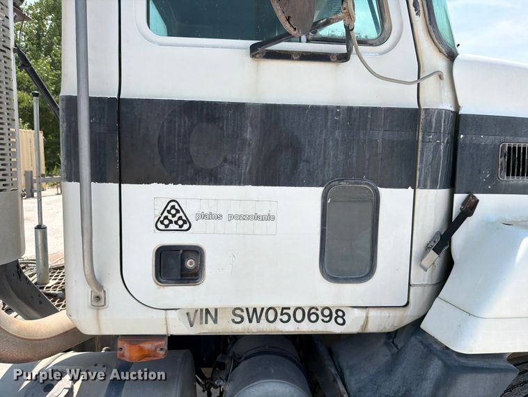 image for item DN6674 1995 Mack CH613 semi truck