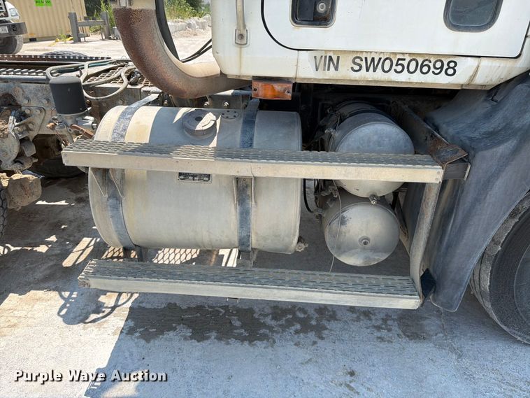 image for item DN6674 1995 Mack CH613 semi truck