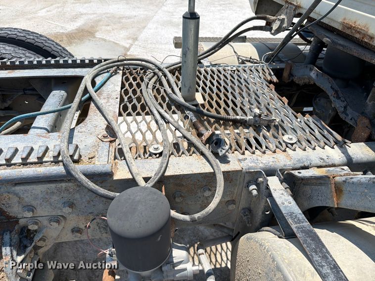 image for item DN6674 1995 Mack CH613 semi truck