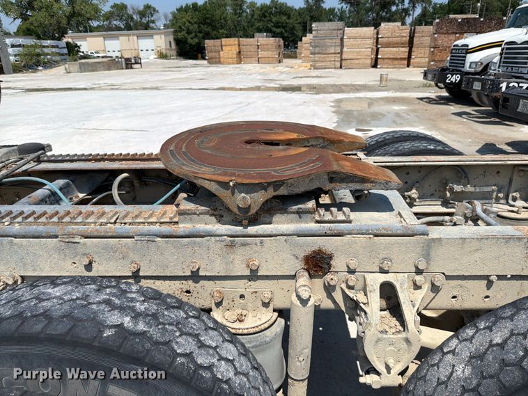 image for item DN6674 1995 Mack CH613 semi truck