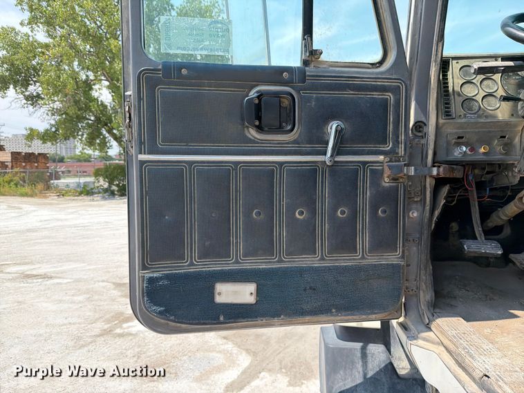 image for item DN6674 1995 Mack CH613 semi truck