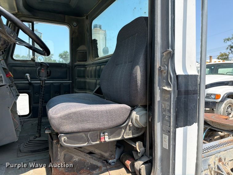 image for item DN6674 1995 Mack CH613 semi truck