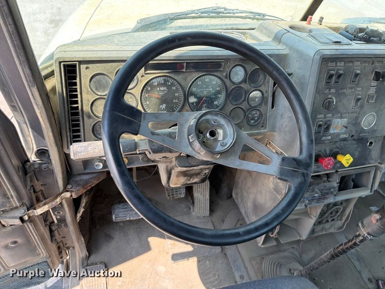 image for item DN6674 1995 Mack CH613 semi truck