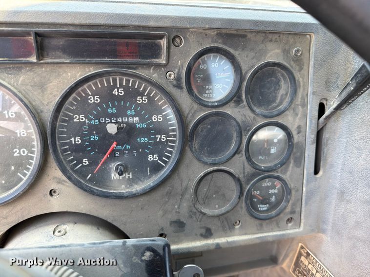 image for item DN6674 1995 Mack CH613 semi truck