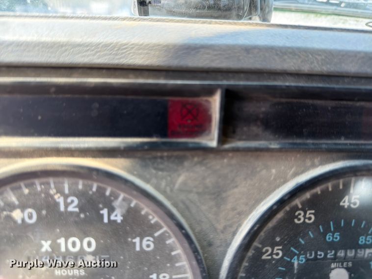 image for item DN6674 1995 Mack CH613 semi truck