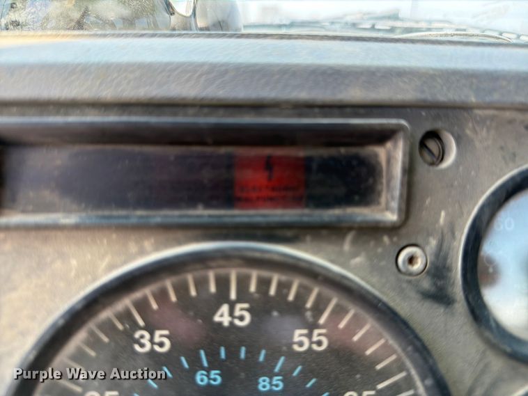 image for item DN6674 1995 Mack CH613 semi truck