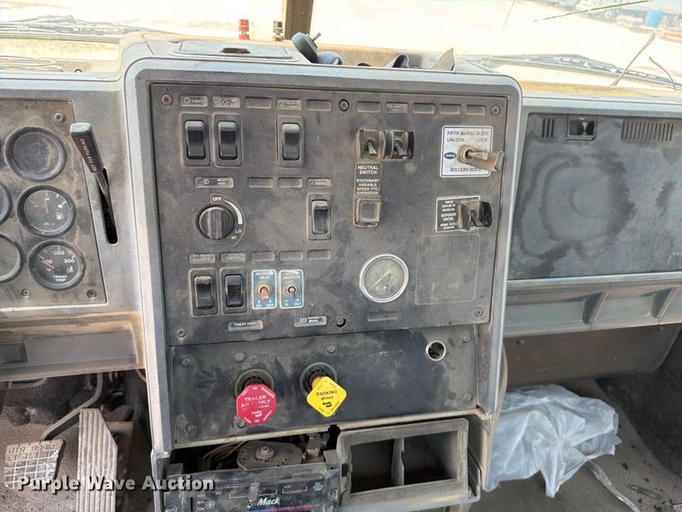 image for item DN6674 1995 Mack CH613 semi truck