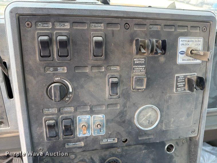 image for item DN6674 1995 Mack CH613 semi truck
