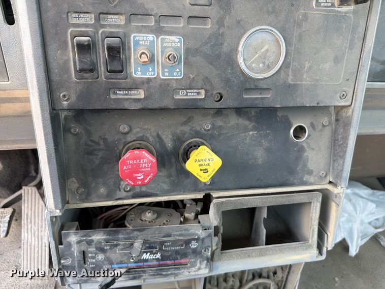 image for item DN6674 1995 Mack CH613 semi truck