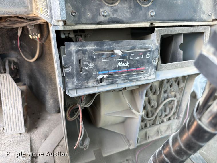 image for item DN6674 1995 Mack CH613 semi truck