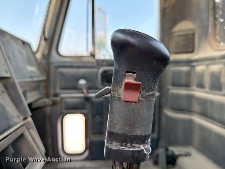 image for item DN6674 1995 Mack CH613 semi truck