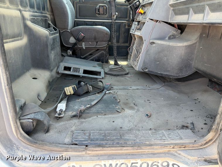 image for item DN6674 1995 Mack CH613 semi truck