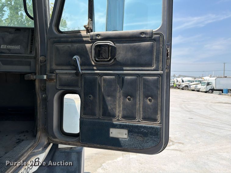 image for item DN6674 1995 Mack CH613 semi truck