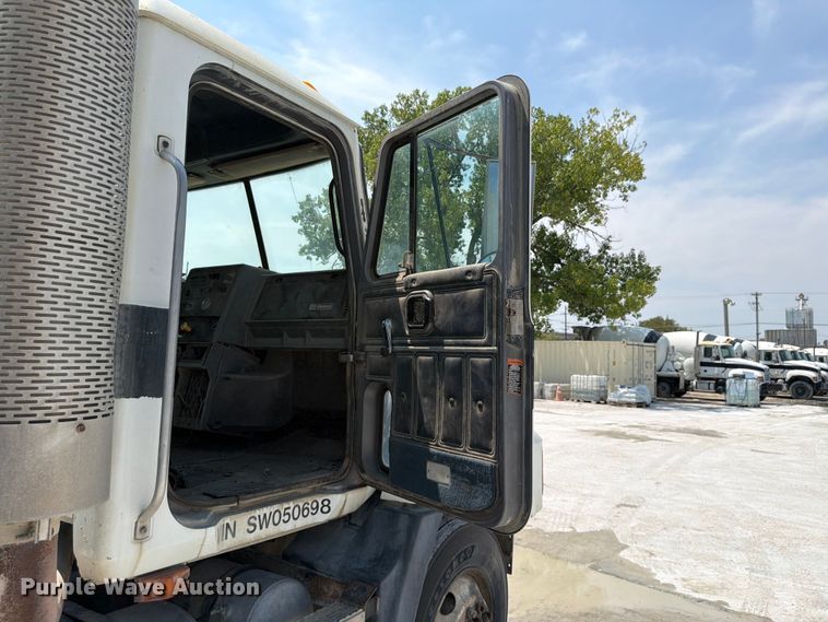 image for item DN6674 1995 Mack CH613 semi truck