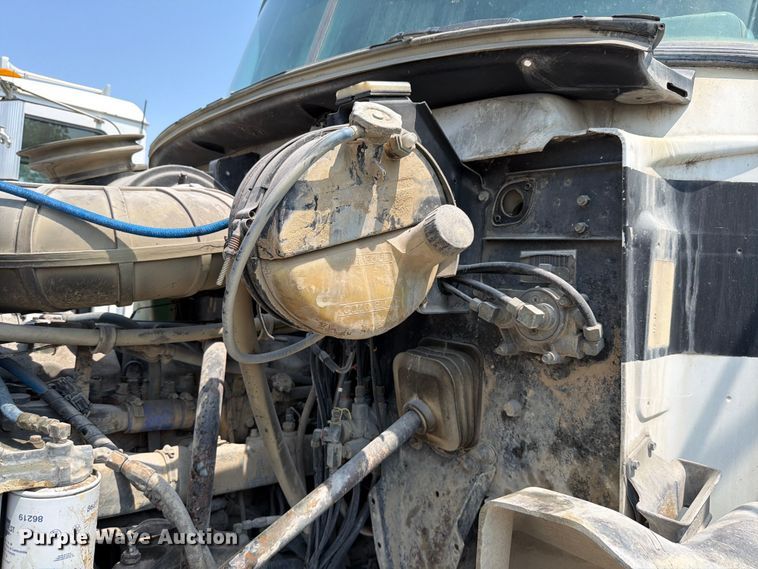 image for item DN6674 1995 Mack CH613 semi truck