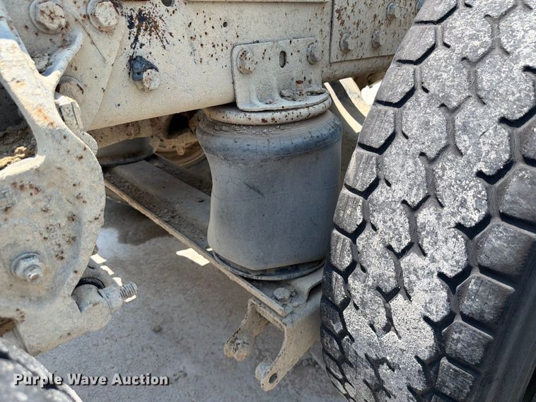 image for item DN6674 1995 Mack CH613 semi truck