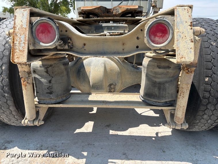 image for item DN6674 1995 Mack CH613 semi truck