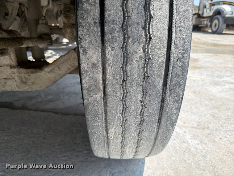 image for item DN6674 1995 Mack CH613 semi truck