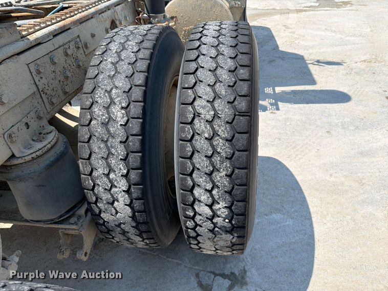 image for item DN6674 1995 Mack CH613 semi truck
