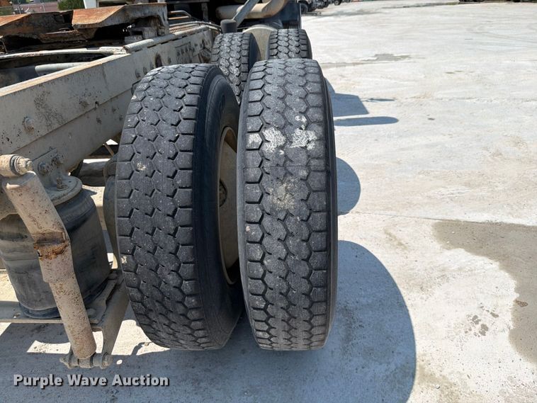 image for item DN6674 1995 Mack CH613 semi truck