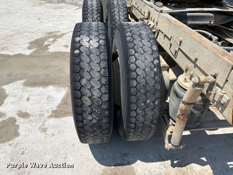 image for item DN6674 1995 Mack CH613 semi truck