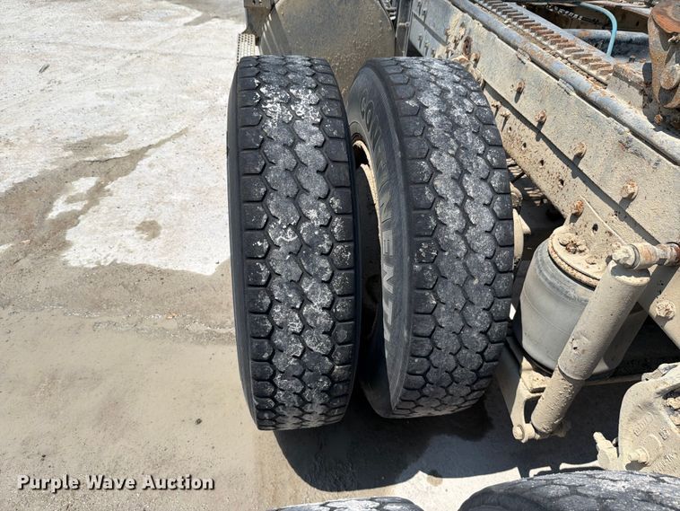 image for item DN6674 1995 Mack CH613 semi truck