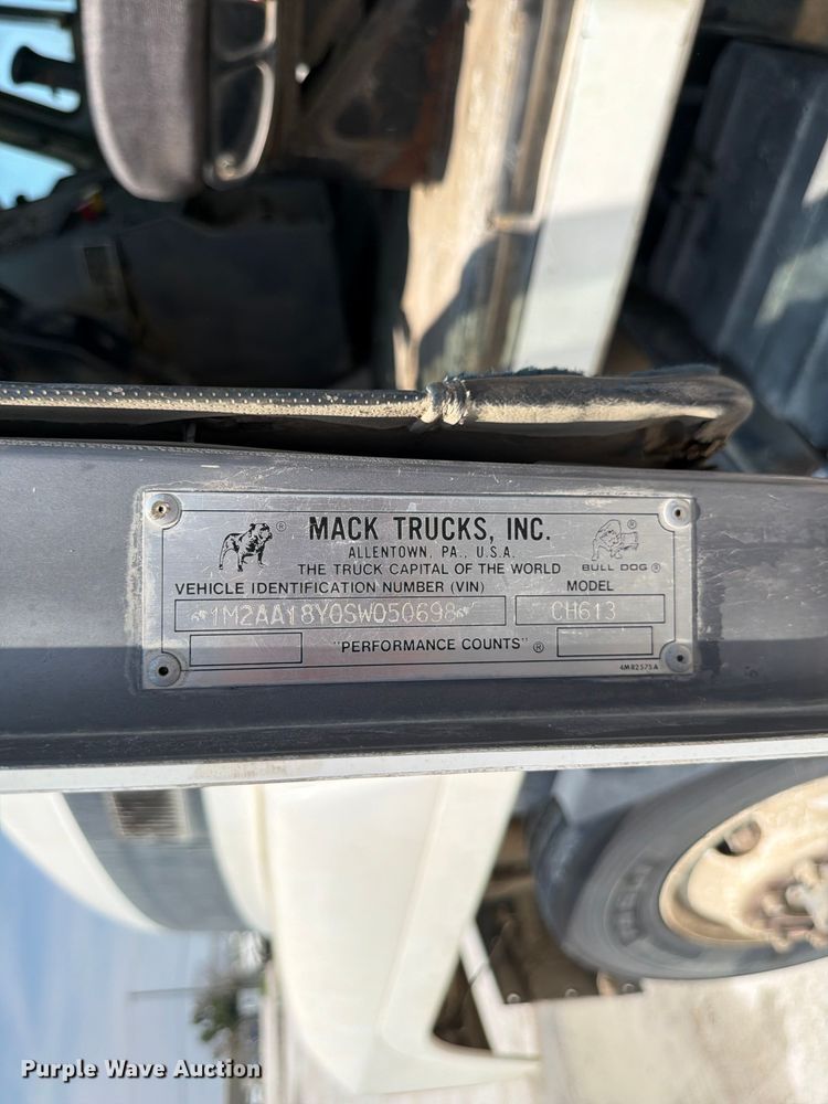 image for item DN6674 1995 Mack CH613 semi truck