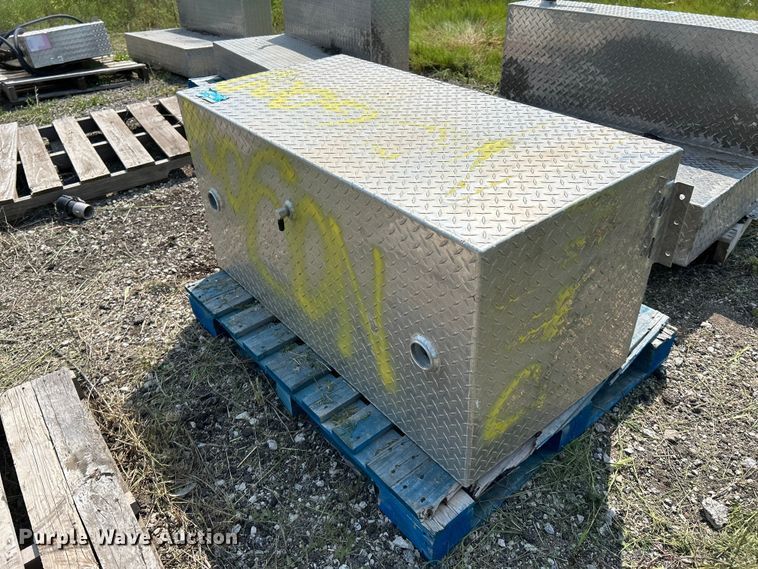image for item DN6685 (5) fuel tanks