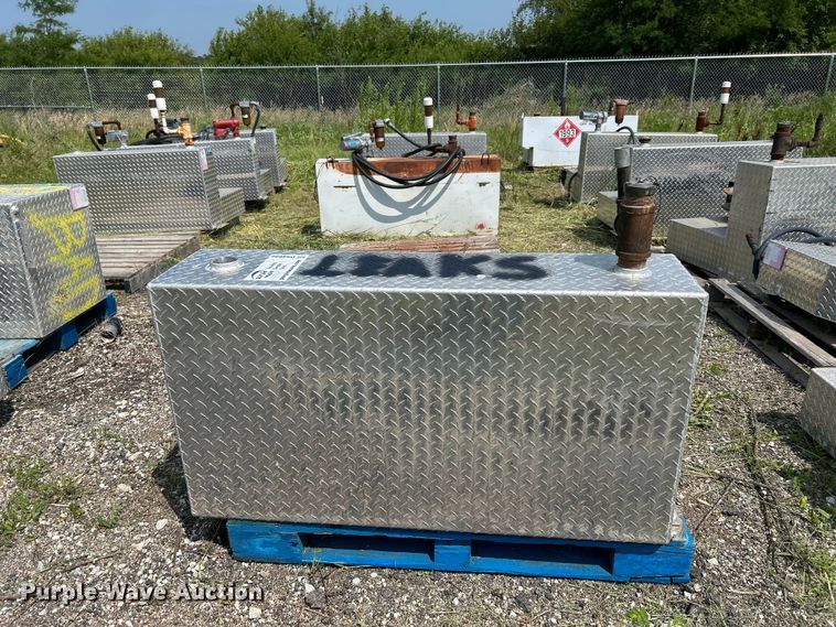 image for item DN6686 (3) fuel tanks