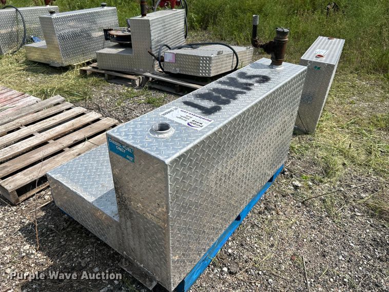 image for item DN6686 (3) fuel tanks