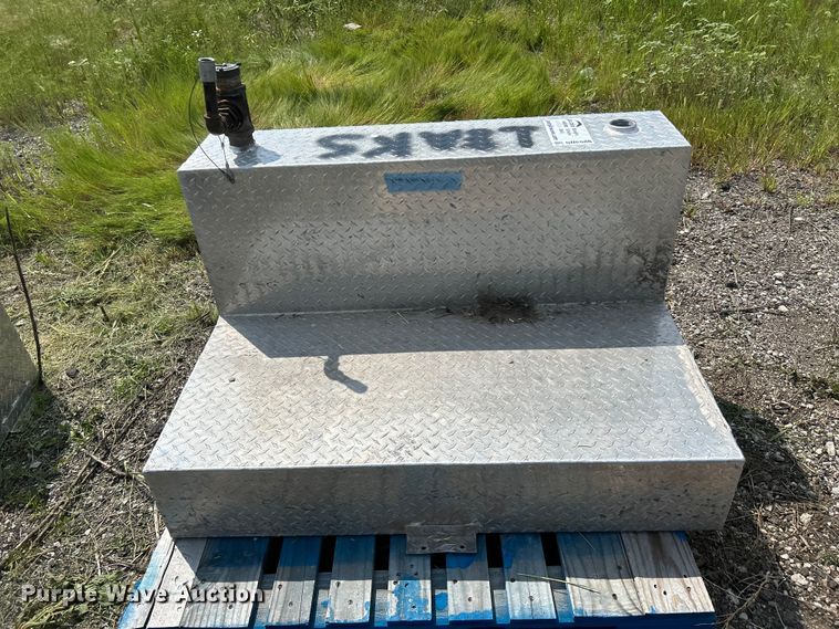 image for item DN6686 (3) fuel tanks