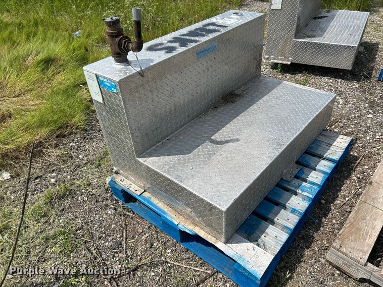 image for item DN6686 (3) fuel tanks