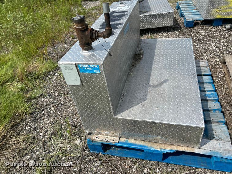 image for item DN6686 (3) fuel tanks