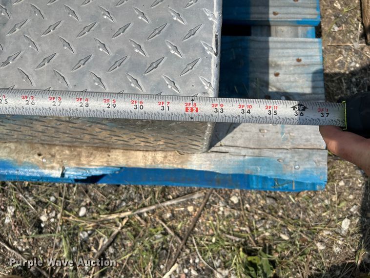 image for item DN6686 (3) fuel tanks