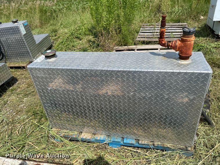 image for item DN6686 (3) fuel tanks