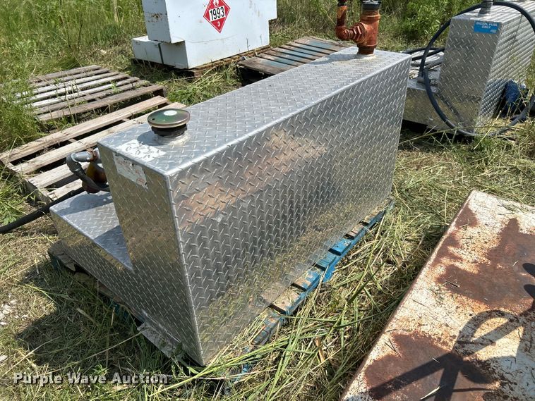 image for item DN6686 (3) fuel tanks