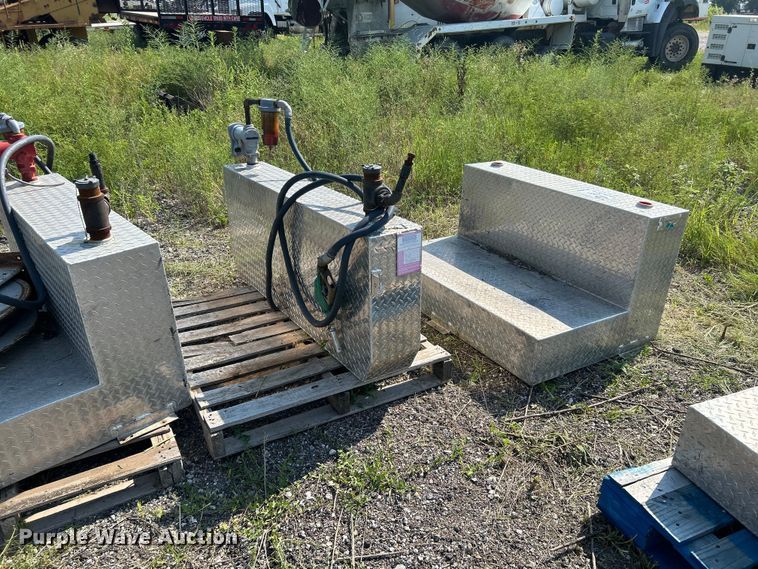image for item DN6687 (6) auxiliary fuel tanks