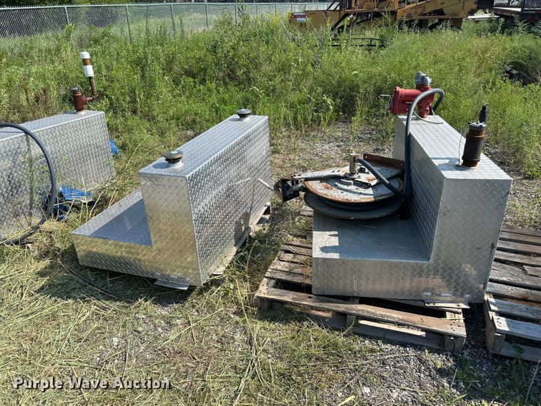 image for item DN6687 (6) auxiliary fuel tanks