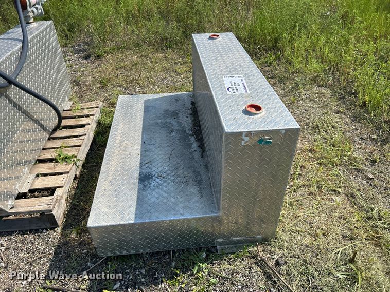 image for item DN6687 (6) auxiliary fuel tanks