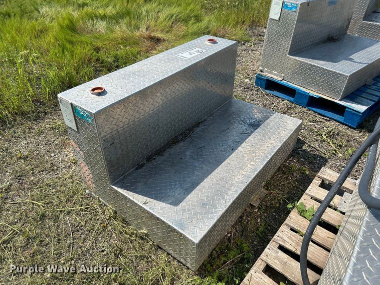 image for item DN6687 (6) auxiliary fuel tanks