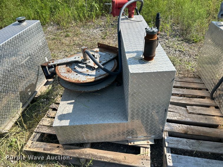 image for item DN6687 (6) auxiliary fuel tanks