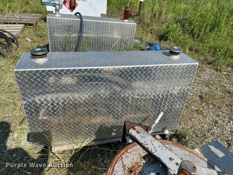 image for item DN6687 (6) auxiliary fuel tanks