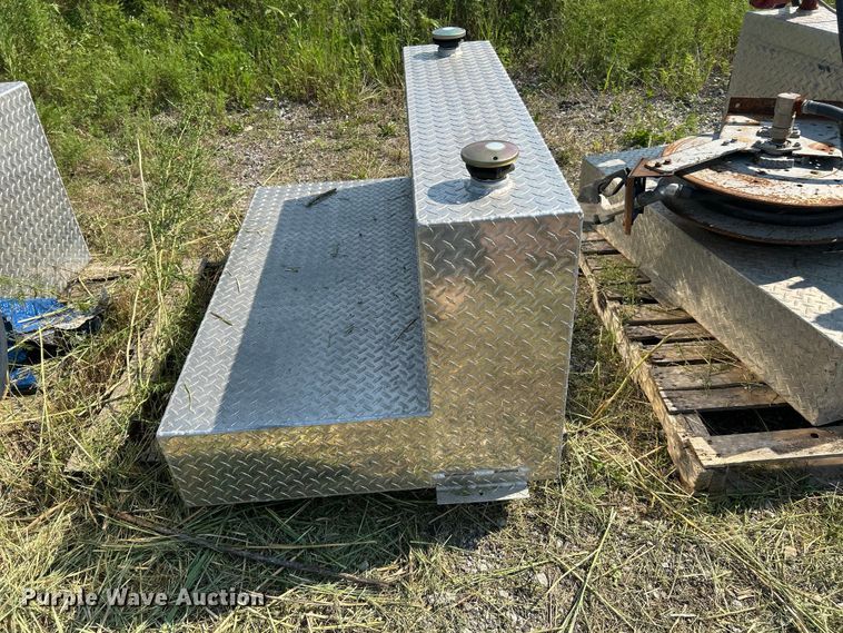 image for item DN6687 (6) auxiliary fuel tanks