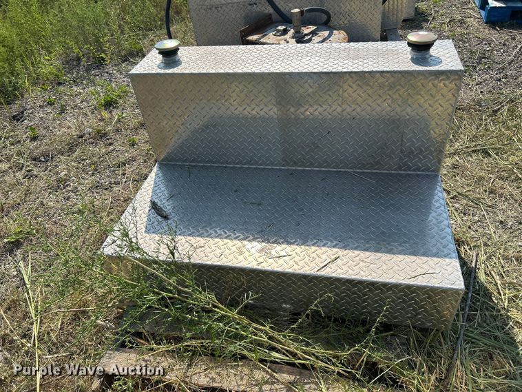 image for item DN6687 (6) auxiliary fuel tanks