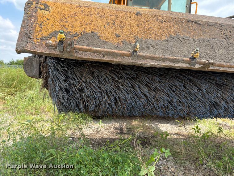 image for item DN6688 2007 Roscoe Sweep Pro 4820 broom