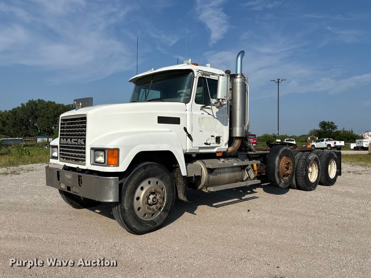 2003 Mack CH613 semi truck