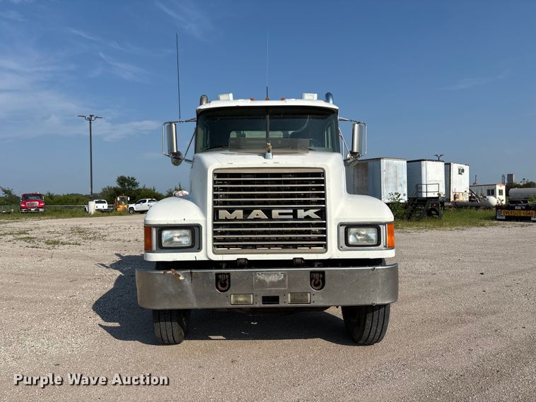 image for item DN6693 2003 Mack CH613 semi truck