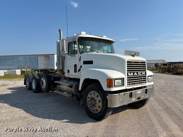 image for item DN6693 2003 Mack CH613 semi truck